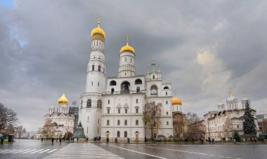 Moskova Kremlin 'in Katedral meydanındaki Büyük Çan Kulesi İvan, Moskova, Rusya