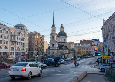 Saint Petersburg, Rusya - 20 Kasım 2019: St. Petersburg 'daki Simeon ve Anna Kilisesi sokak manzarası