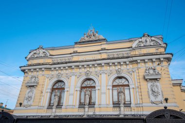 Saint Petersburg, Rusya - 20 Kasım 2019: Fontanka Nehri 'ndeki Büyük Devlet Sirki Ciniselli binasının manzarası