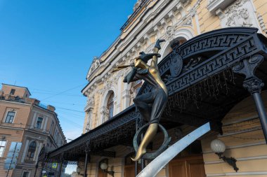 Saint Petersburg, Rusya - 20 Kasım 2019: Fontanka Nehri 'ndeki Büyük Devlet Sirki Ciniselli binasının manzarası