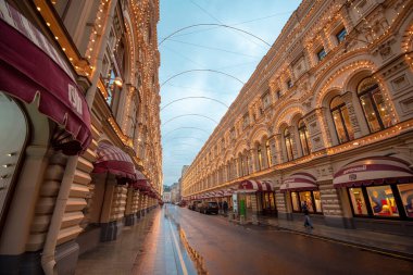 Moskova, Rusya - 20.02.2020: Şehir merkezinde ana mağaza (GUM) ile Çocuk Arayüzü, Güzel aydınlatılmış Vetoshniy pereulok str arasında küçük bir alışveriş caddesi.