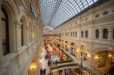 MOSCOW, Rusya - 18 Kasım 2019: Moskova 'nın Kızıl Meydan' a bakan Kitai-gorod bölgesindeki ünlü GUM (Dışişleri Bakanlığı Mağazası) mağazası. Şu anda bir alışveriş merkezi..