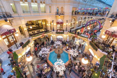 MOSCOW, Rusya - 18 Kasım 2019: Moskova 'nın Kızıl Meydan' a bakan Kitai-gorod bölgesindeki ünlü GUM (Dışişleri Bakanlığı Mağazası) mağazası. Şu anda bir alışveriş merkezi..