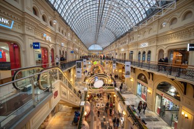 MOSCOW, Rusya - 18 Kasım 2019: Moskova 'nın Kızıl Meydan' a bakan Kitai-gorod bölgesindeki ünlü GUM (Dışişleri Bakanlığı Mağazası) mağazası. Şu anda bir alışveriş merkezi..