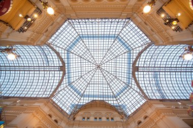 MOSCOW, Rusya - 18 Kasım 2019: Moskova 'nın Kızıl Meydan' a bakan Kitai-gorod bölgesindeki ünlü GUM (Dışişleri Bakanlığı Mağazası) mağazası. Şu anda bir alışveriş merkezi..