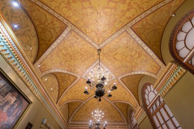 Moskova, Rusya - 12.02.2020: Devlet Tarih Müzesi 'nin İçi (Tarih Müzesi) ve Moskova' daki Kızıl Meydan 'daki Kremlin' in bir bölümü. 