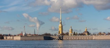 Peter ve Paul Kalesi, Rusya 'nın Saint Petersburg kentindeki Neva nehrinden izlendi. Kale 18. yüzyılda inşa edildi ve şu anda St. Petersburg 'un en önemli yerlerinden biri..