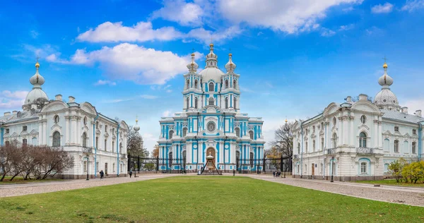 Dirilmenin Smolny Manastırı Rusya Nın Saint Petersburg Kentindeki Neva Nehrinin — Stok fotoğraf