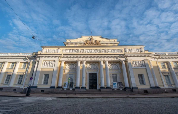 São Petersburgo Rússia Novembro 2019 Reflexão Sobre Rua Edifício Museu — Fotografia de Stock