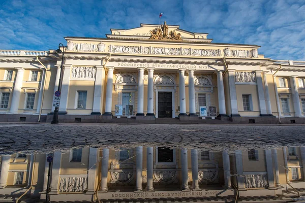 São Petersburgo Rússia Novembro 2019 Reflexão Sobre Rua Edifício Museu — Fotografia de Stock