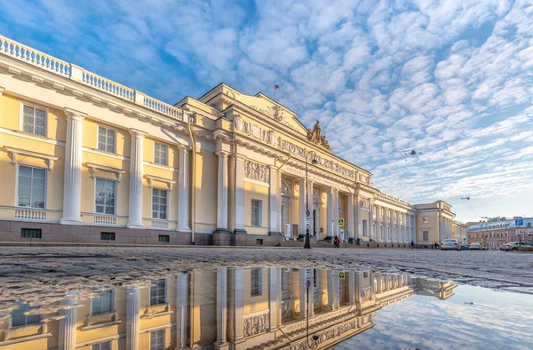 São Petersburgo Rússia Novembro 2019 Reflexão Sobre Rua Edifício Museu — Fotografia de Stock