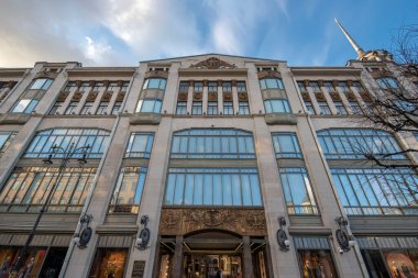 Saint Petersburg, Rusya - 10 Kasım 2019: Binanın ön cephesi klasik neo-barok tarzında. Bolshaya Konyushennaya Caddesi 'nde eski bir aristokrat evi.