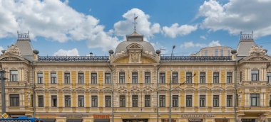 Moskova, Rusya - 16.02.2020: Binanın ön cephesi klasik neo-barok tarzında. Prospek Mira caddesinde eski bir aristokrat evi.