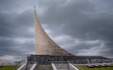 MOSCOW, Rusya - 11.02.2020: Moskova 'daki Kozmonot ve VDNH Müzesinin yanındaki Uzayın Fatihleri Anıtı