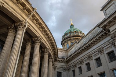 Kazan Katedrali veya Kazanski Kafedralniy Sobor, Rusya 'nın Saint Petersburg şehrinde gün batımında Nevsky Prospekt nehrinde bulunan bir Rus Ortodoks Kilisesi.