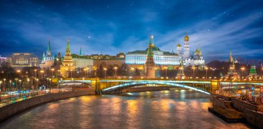 Moskova 'yı, Rusya' yı gezmek. Moskova Kremlin ve Moskva nehrinin panoramik manzarası. Rusya 'nın başkentinin güzel gece manzarası. Panorama