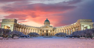 Kazan Katedrali veya Kazanskiy Kafedralniy Sobor, Rusya 'nın başkenti Saint Petersburg' da Nevsky Prospekt 'te bulunan bir Rus Ortodoks Kilisesi. Kar kış günbatımı