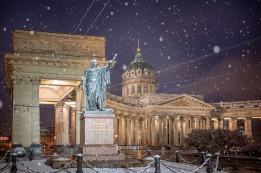Kazan Katedrali veya Kazanskiy Kafedralniy Sobor, Rusya 'nın başkenti Saint Petersburg' da Nevsky Prospekt 'te bulunan bir Rus Ortodoks Kilisesi. Kar kış gecesi.