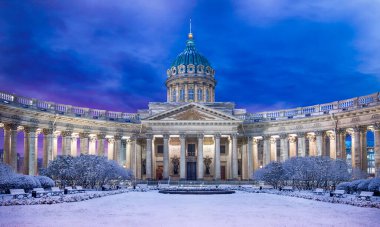 Kazan Katedrali veya Kazanskiy Kafedralniy Sobor, Rusya 'nın başkenti Saint Petersburg' da Nevsky Prospekt 'te bulunan bir Rus Ortodoks Kilisesi. Kar kış gecesi.
