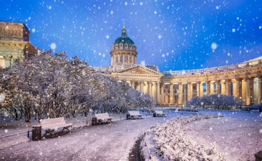 Kazan Katedrali veya Kazanskiy Kafedralniy Sobor, Rusya 'nın başkenti Saint Petersburg' da Nevsky Prospekt 'te bulunan bir Rus Ortodoks Kilisesi. Kar kış gecesi.