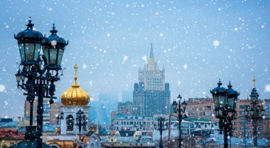 Moskova, Rusya - 25 Kasım 2019 Ukrayna Oteli veya Moskova Radisson Koleksiyon Oteli. Stalin 'in Sovyet yüksek binası kışın karla kaplı şehrin simgesi..