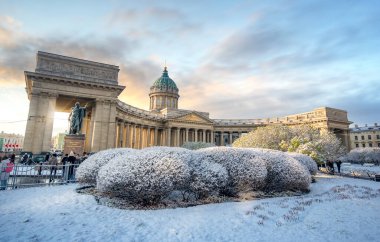 Kazan Katedrali veya Kazanskiy Kafedralniy Sobor, Rusya 'nın başkenti Saint Petersburg' da Nevsky Prospekt 'te bulunan bir Rus Ortodoks Kilisesi. Kar kış günbatımı