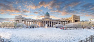 Kazan Katedrali veya Kazanskiy Kafedralniy Sobor, Rusya 'nın başkenti Saint Petersburg' da Nevsky Prospekt 'te bulunan bir Rus Ortodoks Kilisesi. Kar kış günbatımı