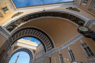 Saint Petersburg, Rusya - 18 Kasım 2019 Kış Sarayı Meydanı ve St. Petersburg Devlet Hermitage Müzesi Genelkurmay binası kemeri 