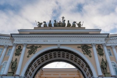 Saint Petersburg, Rusya - 18 Kasım 2019 Kış Sarayı Meydanı ve Genel Kurmay Binası, St. Petersburg Devlet Hermitage Müzesi 