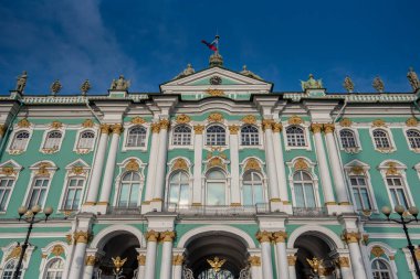 Saint Petersburg, Rusya - 18 Kasım 2019: Kış Sarayı Cephesi, Devlet Hermitage Müzesi 'nin evi, St. Petersburg' un simgesel simgesi. Dünyanın en büyük müzesi.