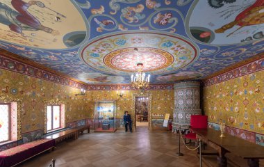 Moskova, Rusya - 20 Kasım 2019: Kolomenskoye 'deki Çar Aleksey Mikhailovich' in (Rusça: dvorets) ahşap sarayı veya kalesinin içi. Kraliyet Müzesi Rezervi. Şimdi düğün yeri.