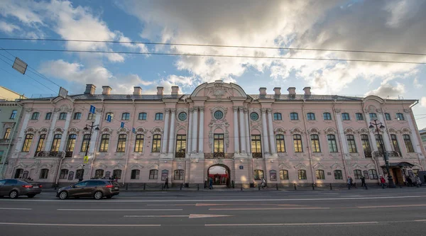 Saint Petersburg, Rusya - 10 Kasım 2019: Stroganovskiy Sarayı (Stroganov Sarayı) 1754 yılında Mimar Rastrelli tarafından inşa edilen Nevsky Prospect 'te
