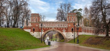 Moskova, Rusya - 11.11.2019: Çaritsino büyük sarayı yakınlarındaki Tsaritsyno parkındaki Figured Köprüsü