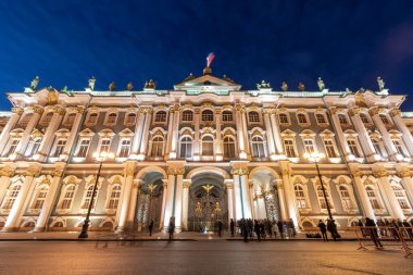 Saint Petersburg, Rusya - 18 Kasım 2019: Kış Sarayı Cephesi, Devlet Hermitage Müzesi 'nin evi, St. Petersburg' da ikonik bir yapı. Dünyanın en büyük müzesi.
