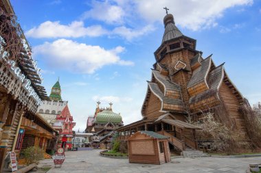 MOSCOW, RUSSIA - 05 Kasım 2019: Çar Sarayı ve yeşil kuleleri olan büyük dekoratif merkez kapısı ile Izmailovsky Kremlin 'in merkez meydanının panoraması. Izmailovo Bölgesi