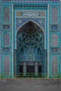 Rusya 'daki Saint Petersburg Camii' ne giriş için mozaik süsleme. Minareleri 49 metre yüksekliğinde ve kubbe 39 metre yüksekliğinde.