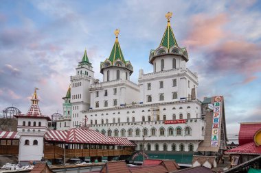 Moskova, Rusya - 15.02.2020: İzmailovo 'da Vernissage veya İzmailovskiy Kremlin. Mimari kompleks, tarihi müze ve eğlence merkezi. Rus tarzı açık hava alışveriş pazarı.