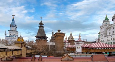 Moskova, Rusya - 15.02.2020: İzmailovo 'da Vernissage veya İzmailovskiy Kremlin. Mimari kompleks, tarihi müze ve eğlence merkezi. Rus tarzı açık hava alışveriş pazarı.