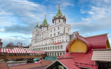 Moskova, Rusya - 15.02.2020: İzmailovo 'da Vernissage veya İzmailovskiy Kremlin. Mimari kompleks, tarihi müze ve eğlence merkezi. Rus tarzı açık hava alışveriş pazarı.