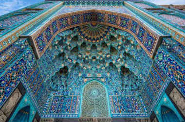 Rusya 'daki Saint Petersburg Camii' ne giriş için mozaik süsleme. Minareleri 49 metre yüksekliğinde ve kubbe 39 metre yüksekliğinde.