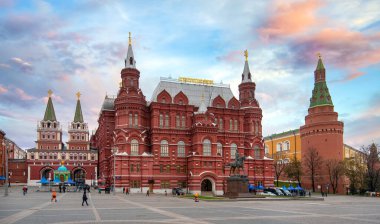 Moskova, Rusya - 10.02.2020: Devlet Tarihi Müzesi ve Kremlin 'in Kızıl Meydan' daki bir bölümü