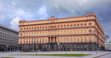 Moskova, Rusya - 10.02.2020: Rusya Federasyonu 'nun UFSB Federal Güvenlik Servisi binasının ön cephesi klasik neo-barok tarzında. Eski bir aristokrat evi
