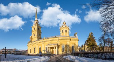 Peter ve Paul Katedrali 'ndeki Ortodoks Peter ve Paul Kalesi, St. Petersburg, Rusya. Romanov Hanedanı 'nın Rus imparatorlarının mezarına ev sahipliği yapar..