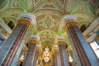 St. Petersburg, Rusya - 10.02.2020: Peter ve Paul Kalesi 'ndeki Ortodoks Peter ve Paul Katedrali. Romanov Hanedanı 'nın Rus imparatorlarının mezarına ev sahipliği yapar..