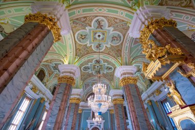St. Petersburg, Rusya - 10.02.2020: Peter ve Paul Kalesi 'ndeki Ortodoks Peter ve Paul Katedrali. Romanov Hanedanı 'nın Rus imparatorlarının mezarına ev sahipliği yapar..
