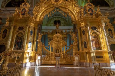 St. Petersburg, Rusya - 10.02.2020: Peter ve Paul Kalesi 'ndeki Ortodoks Peter ve Paul Katedrali. Romanov Hanedanı 'nın Rus imparatorlarının mezarına ev sahipliği yapar..