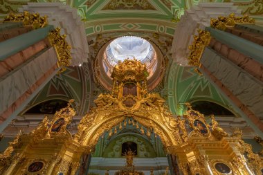 St. Petersburg, Rusya - 10.02.2020: Peter ve Paul Kalesi 'ndeki Ortodoks Peter ve Paul Katedrali. Romanov Hanedanı 'nın Rus imparatorlarının mezarına ev sahipliği yapar..