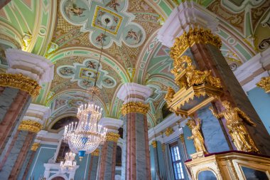 St. Petersburg, Rusya - 10.02.2020: Peter ve Paul Kalesi 'ndeki Ortodoks Peter ve Paul Katedrali. Romanov Hanedanı 'nın Rus imparatorlarının mezarına ev sahipliği yapar..