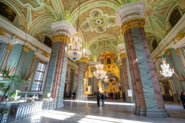 St. Petersburg, Rusya - 10.02.2020: Peter ve Paul Kalesi 'ndeki Ortodoks Peter ve Paul Katedrali. Romanov Hanedanı 'nın Rus imparatorlarının mezarına ev sahipliği yapar..