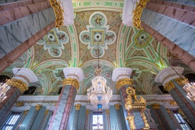 St. Petersburg, Rusya - 10.02.2020: Peter ve Paul Kalesi 'ndeki Ortodoks Peter ve Paul Katedrali. Romanov Hanedanı 'nın Rus imparatorlarının mezarına ev sahipliği yapar..
